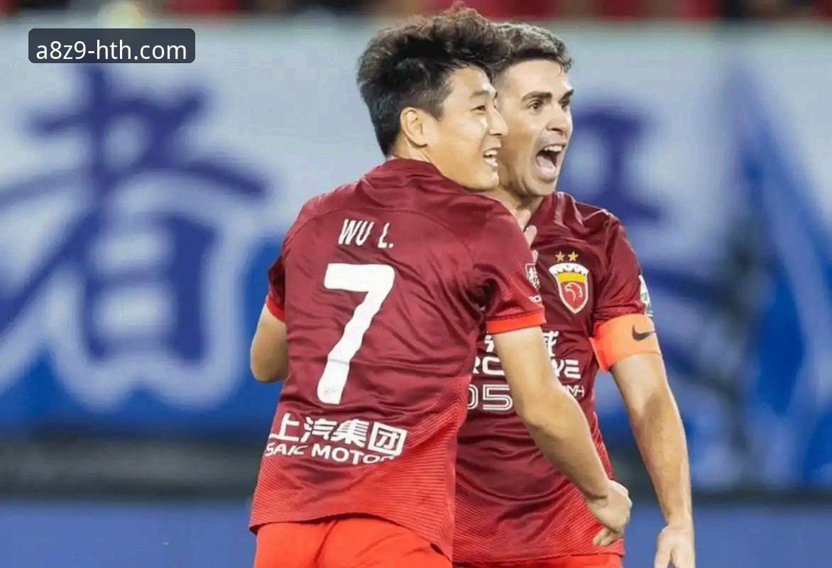 青岛海牛13年首胜上海海港：一场战术博弈与红牌转折的深度解析
